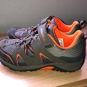Boys Merrell Trail Chaser sneaker - Size 2